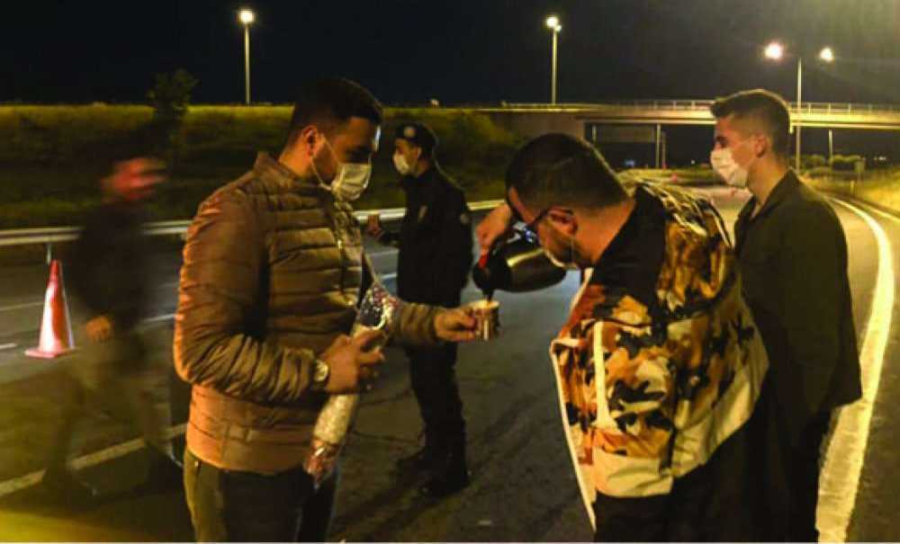 Gece Gündüz Çalışan Polislere İkramda Bulundular