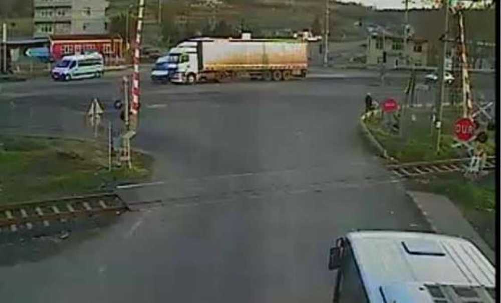 Tir Fabrika Servisini Biçti 2`si Ağır 10 Yaralı