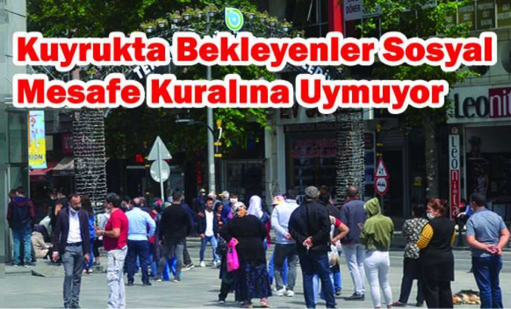 Kuyrukta Bekleyenler Sosyal Mesafe Kuralına Uymuyor