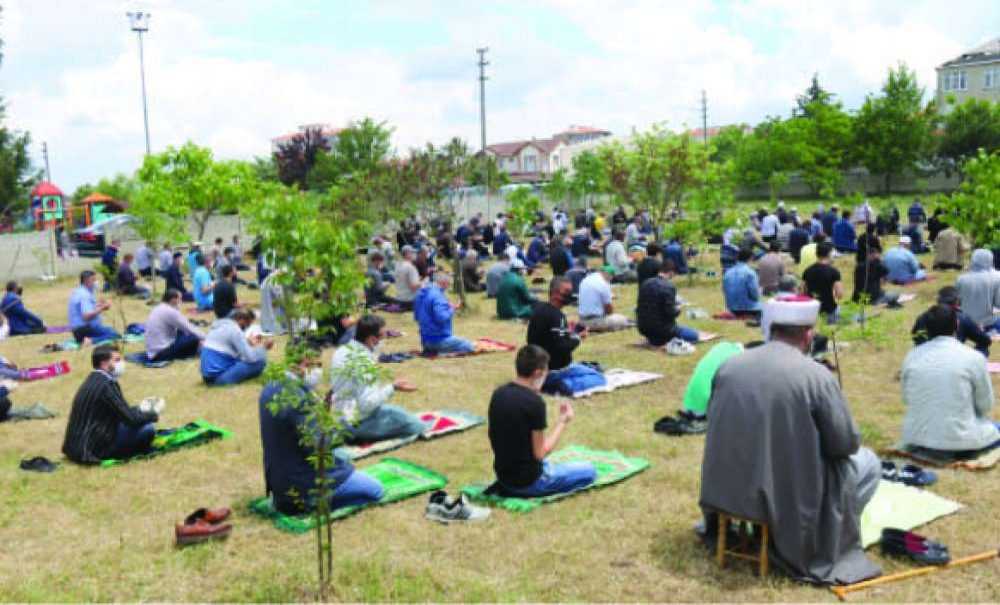 Cemaatle Birlikte Cuma Namazını Kıldı