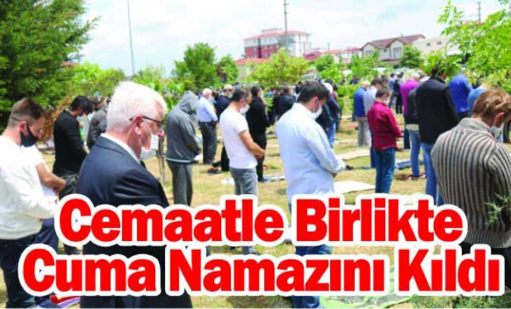 Cemaatle Birlikte Cuma Namazını Kıldı
