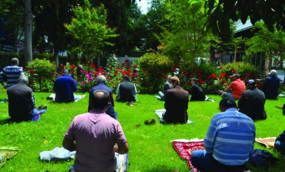 74 Gün Sonra İlk Namazlar Kılındı