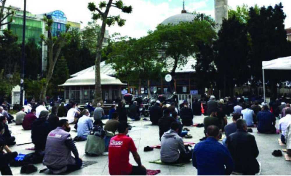 74 Gün Sonra İlk Namazlar Kılındı