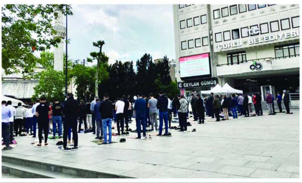 74 Gün Sonra İlk Namazlar Kılındı