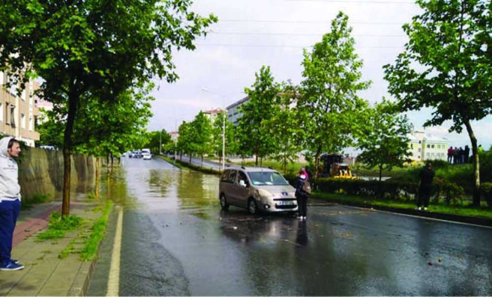 Cadde Ve Sokaklar Sular Altında Kaldı