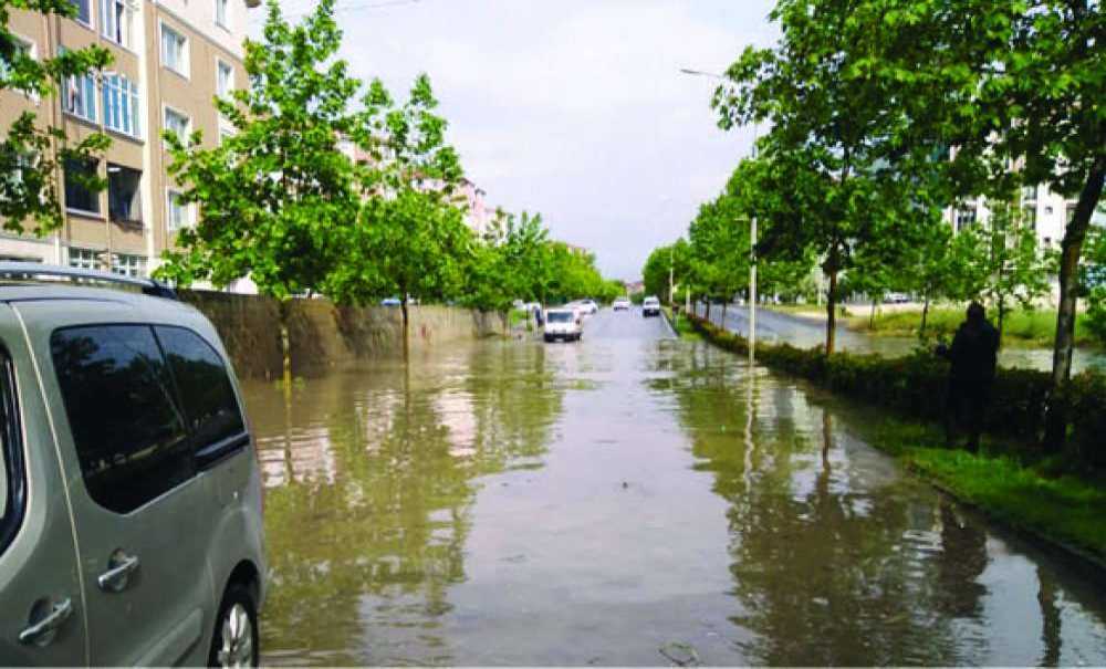 Cadde Ve Sokaklar Sular Altında Kaldı