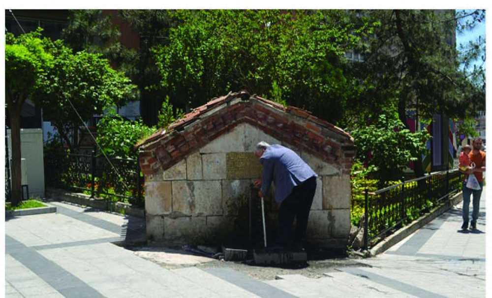 Tarihi Çeşmenin Bahçesi Rengarenk Kendisi Döküntü