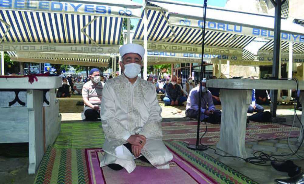 Cuma Namazı Cumhuriyet Meydanına Taştı