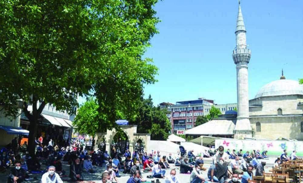 Cuma Namazı Cumhuriyet Meydanına Taştı