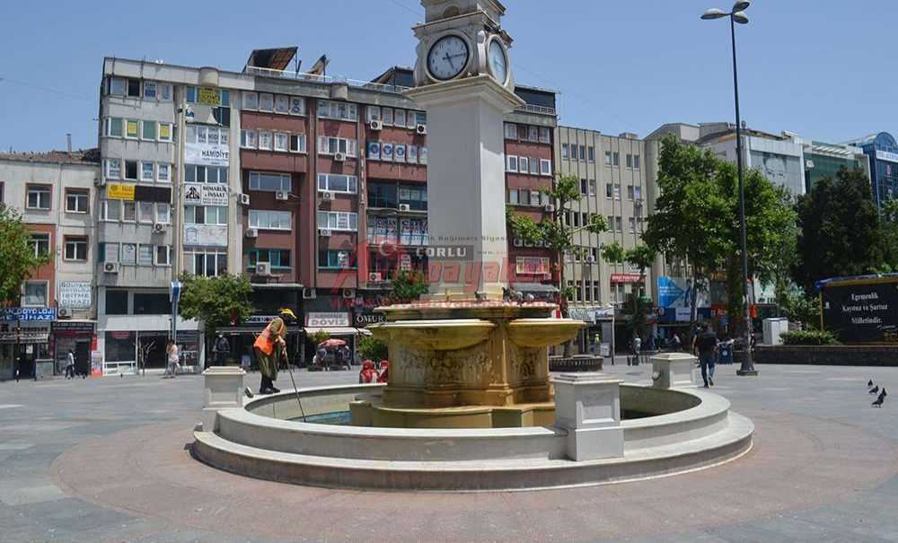 Cumhuriyet Meydanı'ndaki Havuz Temizlendi