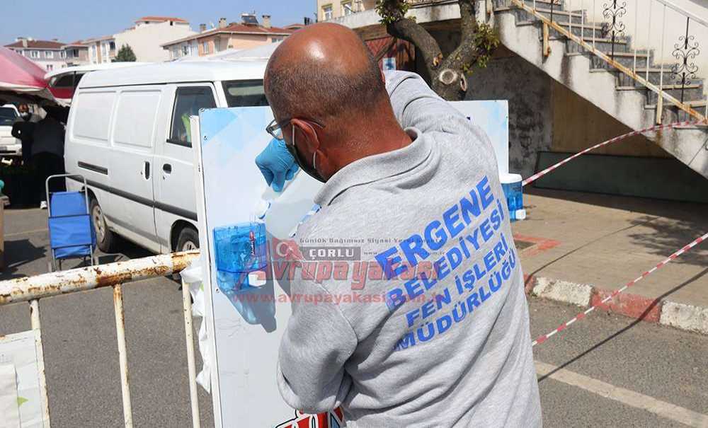 Dezenfektan Stantlarının Kontrolü Ve Dolumu Yapıyor