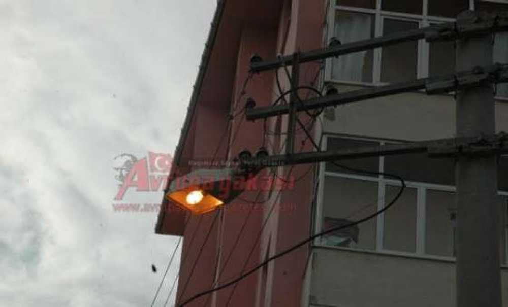 Sokak Aydınlatmaları Gündüz De Yanıyor