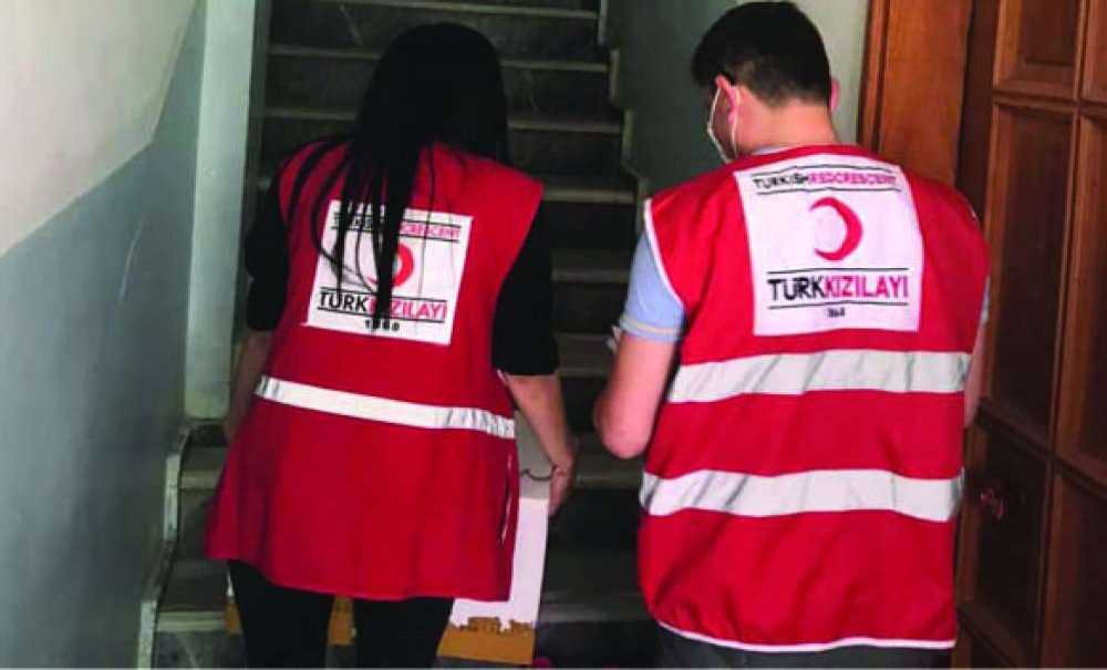 Kızılay Kapı Kapı Gezip, Yardım Dağıtıyor