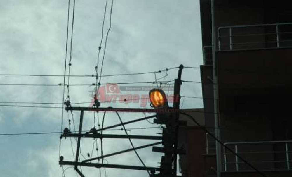 Sokak Aydınlatmaları Gündüz De Yanıyor