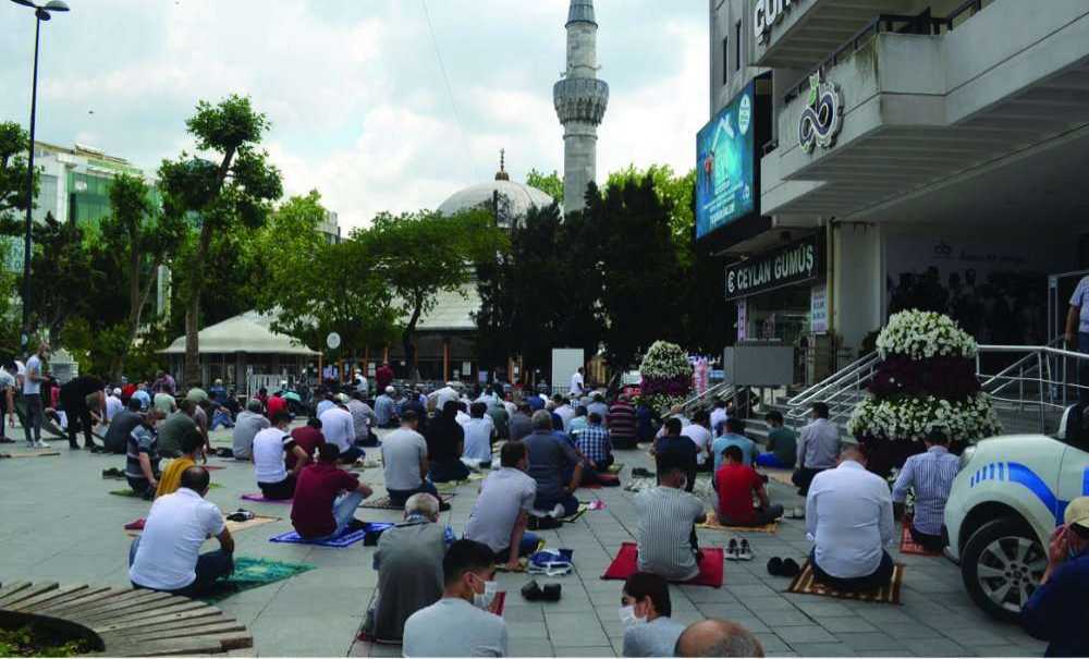 Cuma Namazında Cumhuriyet Meydanı Doldu Taştı