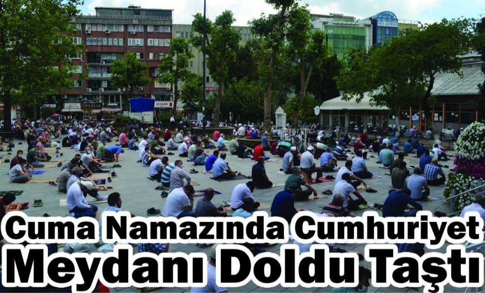 Cuma Namazında Cumhuriyet Meydanı Doldu Taştı