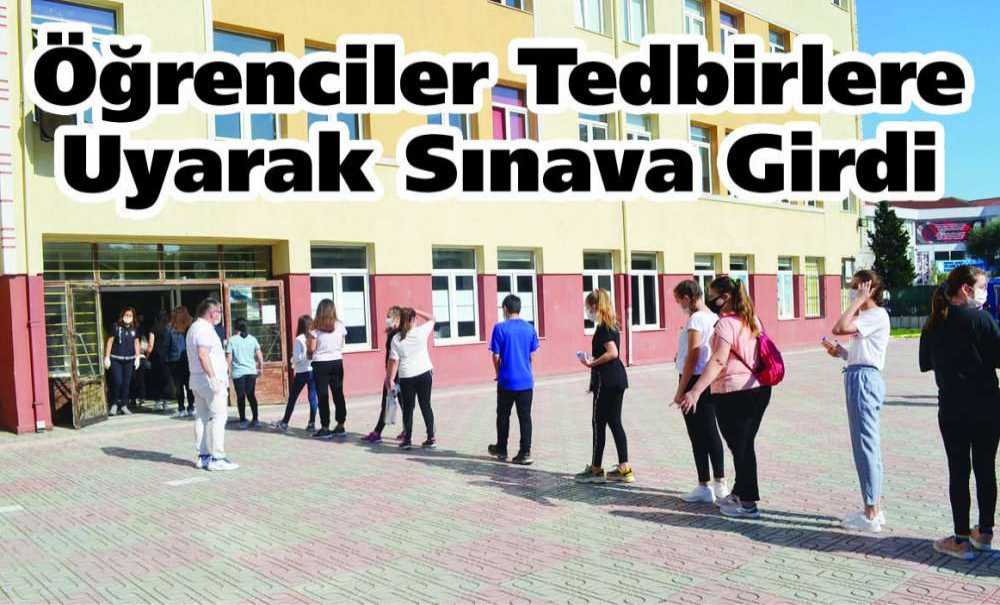 Öğrenciler Tedbirlere Uyarak Sınava Girdi