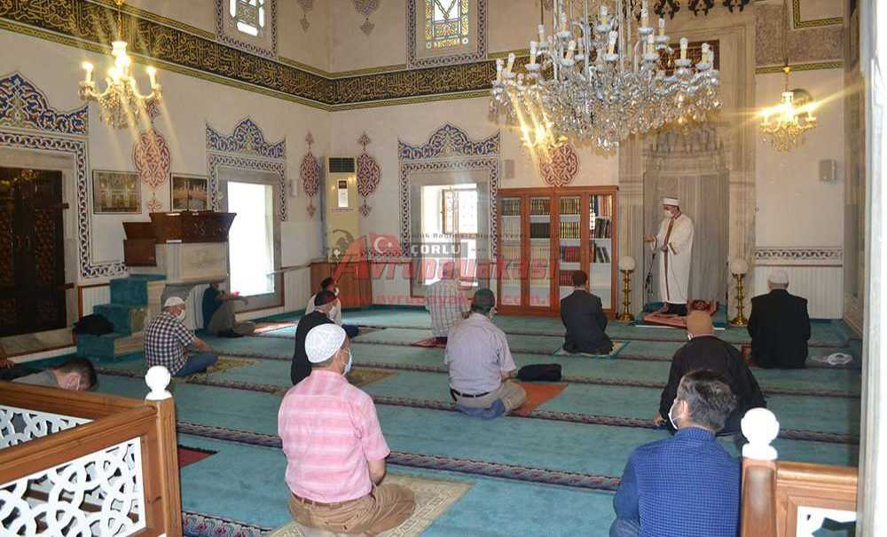 Cuma Namazı Aylar Sonra Cami İçinde Kılındı
