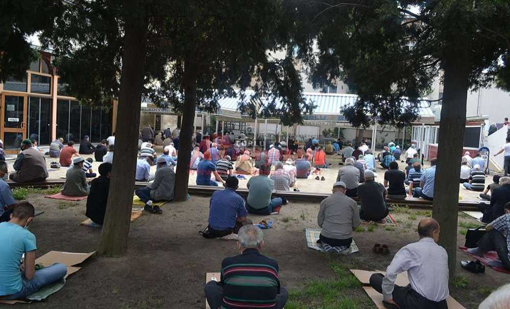 Cuma Namazı Aylar Sonra Cami İçinde Kılındı