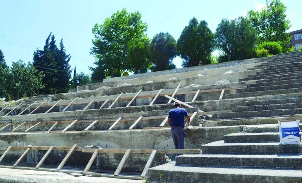 Amfi Tiyatro İçin Kollar Sıvandı