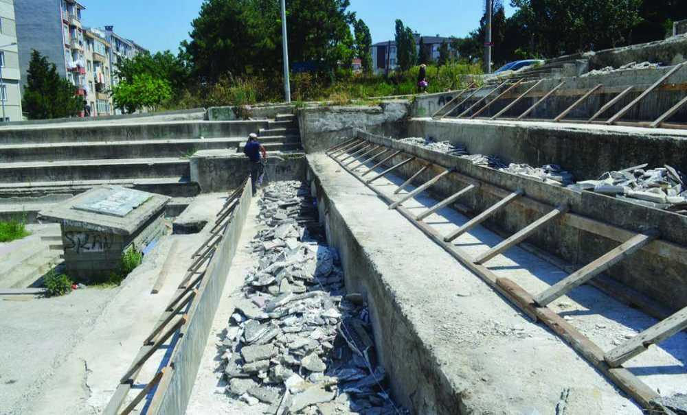 Amfi Tiyatro İçin Kollar Sıvandı