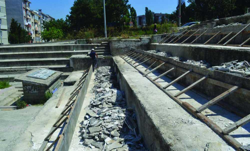 Amfi Tiyatro İçin Kollar Sıvandı