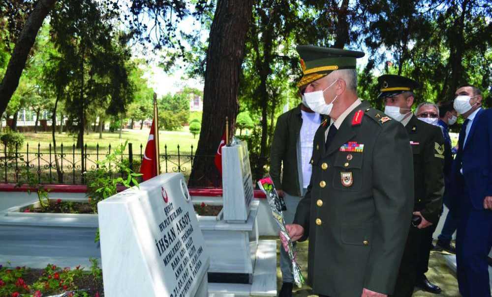 Şehitlikte Tören Düzenlendi
