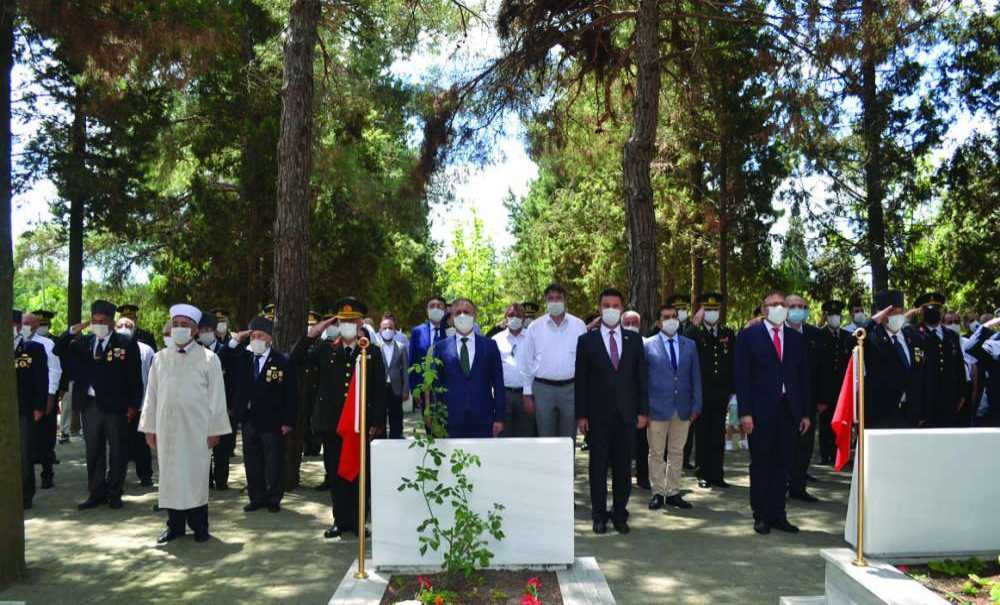 Şehitlikte Tören Düzenlendi