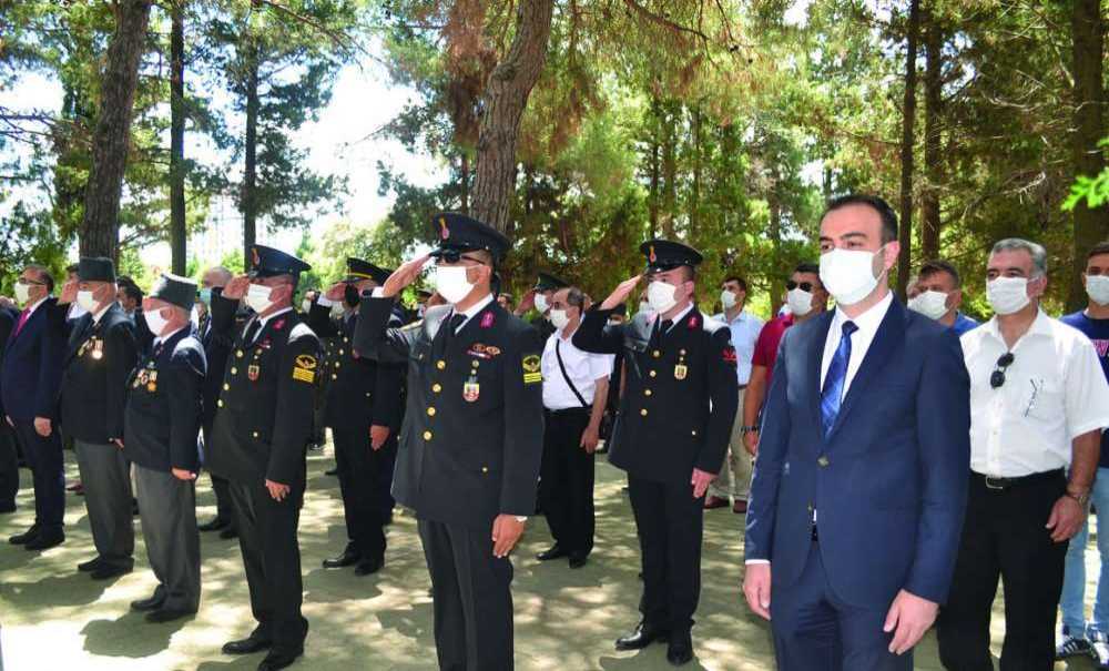 Şehitlikte Tören Düzenlendi