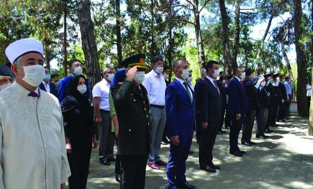 Şehitlikte Tören Düzenlendi