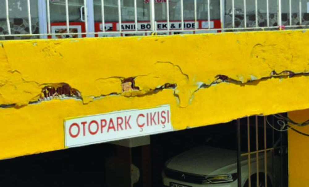 Otoparkın Sıvaları Yine Dökülüyor