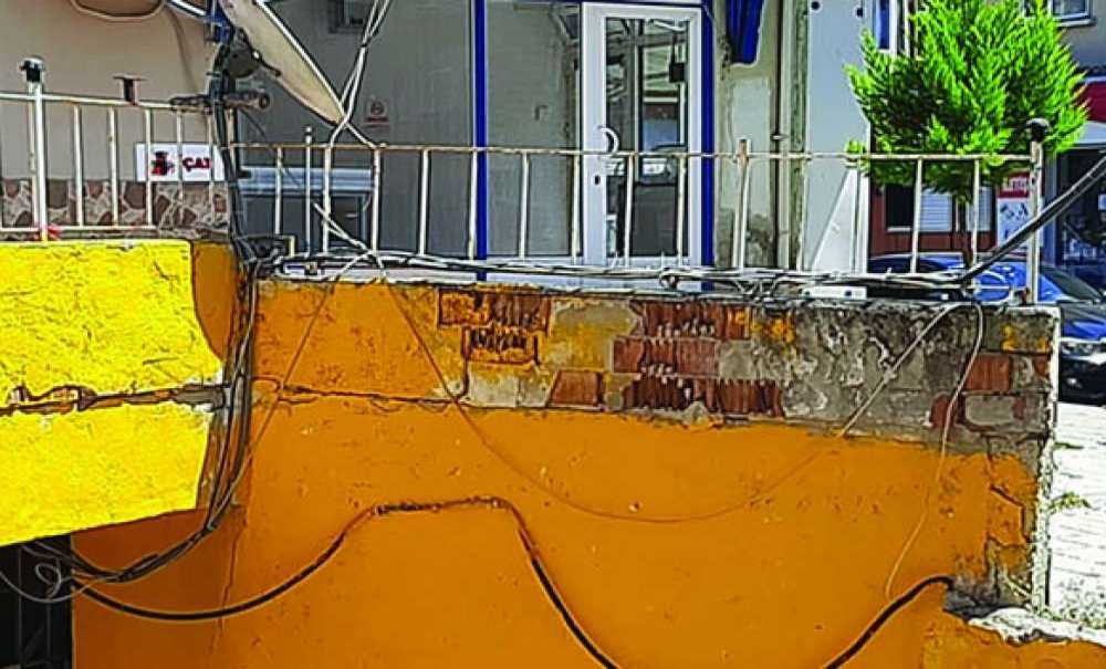 Otoparkın Sıvaları Yine Dökülüyor