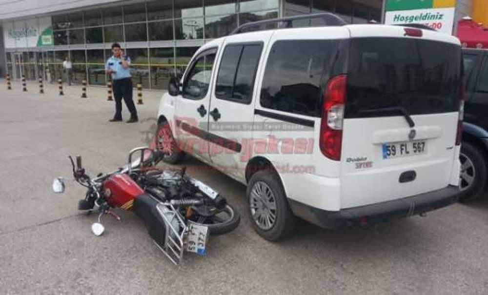 Motosiklet Otomobile Çarptı 1 Yaralı