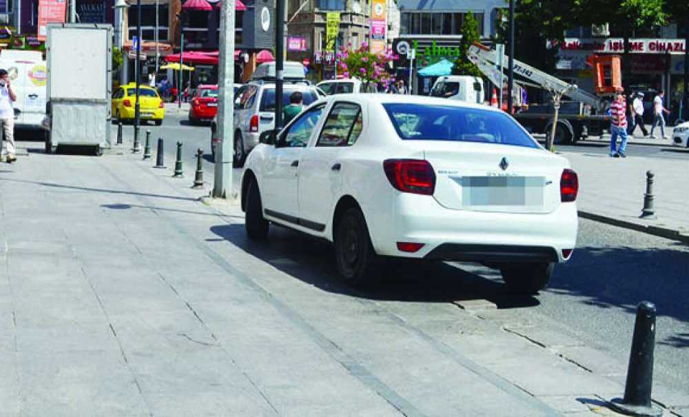 Kaldırım Değil Sanki Otopark