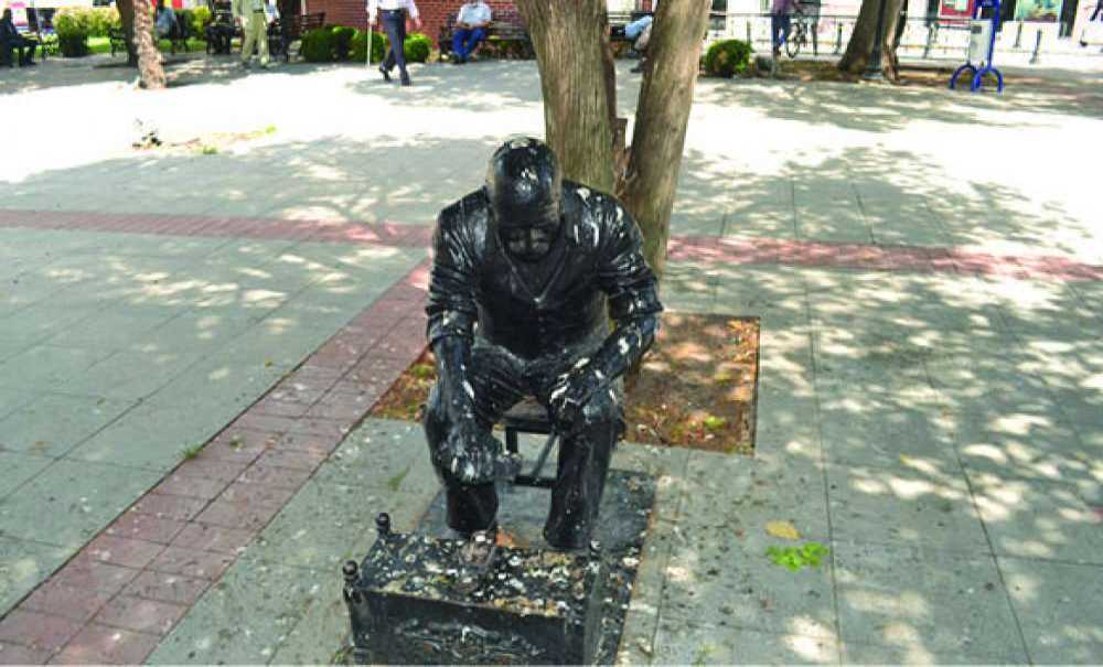 Fıskiye Var Çalışmıyor, Bank Var Oturulmuyor!