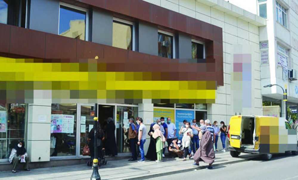 Kuyruklarda Sosyal Mesafe Hiçe Sayılıyor