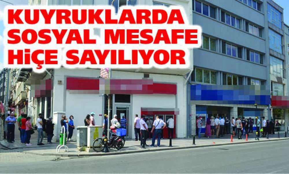 Kuyruklarda Sosyal Mesafe Hiçe Sayılıyor