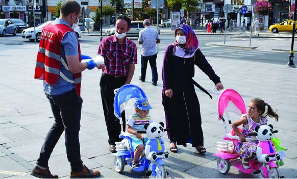 Akut Çorlu'da Bin Adet Maske Dağıttı