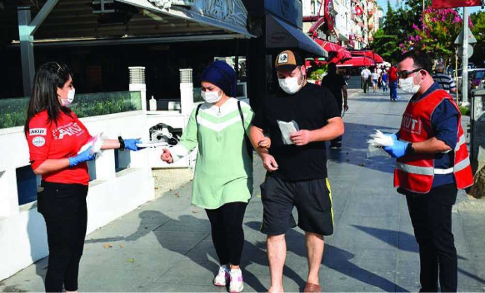 Akut Çorlu'da Bin Adet Maske Dağıttı