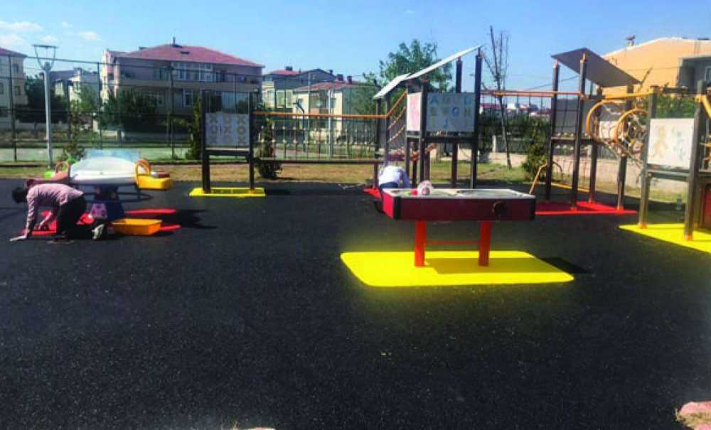 Masal Parkın Zemini Yenilendi