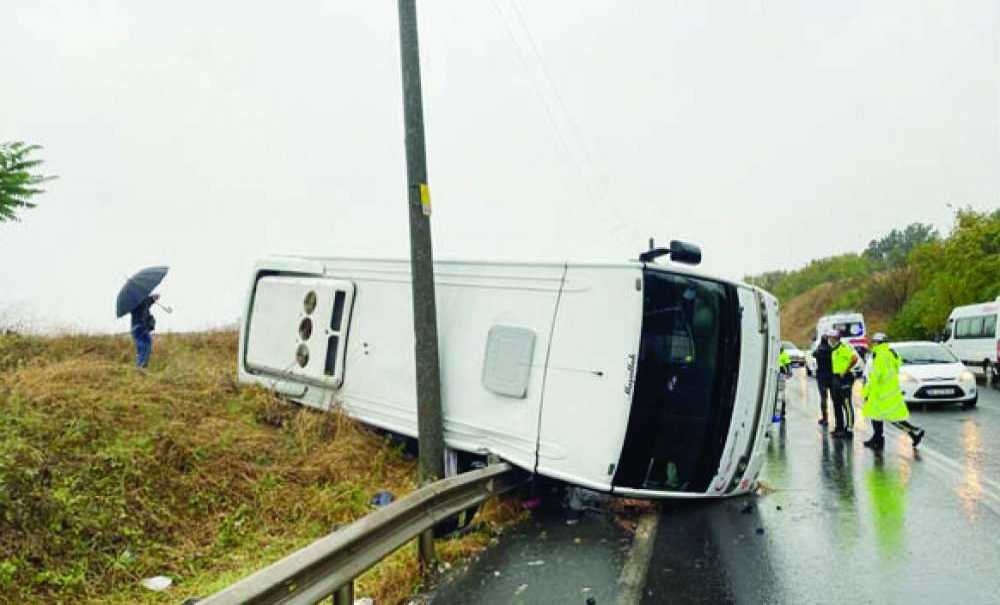İşçi Servisi Devrildi, 20 Yaralı