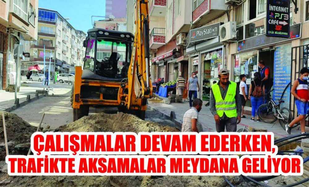 Çalışmalar Devam Ederken, Trafikte Aksamalar Meydana Geliyor