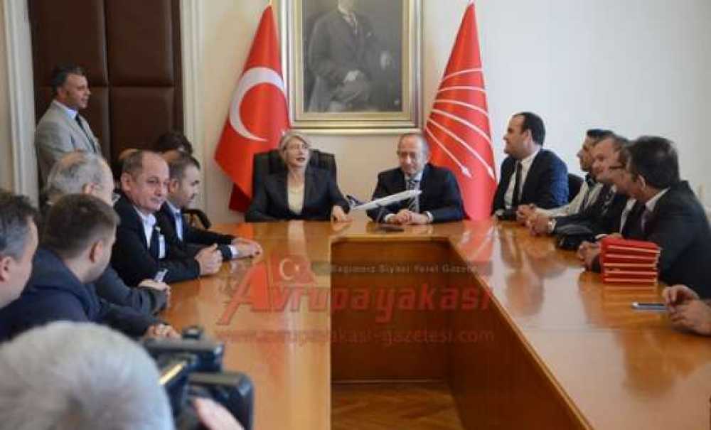 Çorlu Gazeteciler Derneği Üyeleri Chp Grup Başkanvekilleri Akif Hamzaçebi Ve Emine Ülker Tarhan Ile Görüştüler