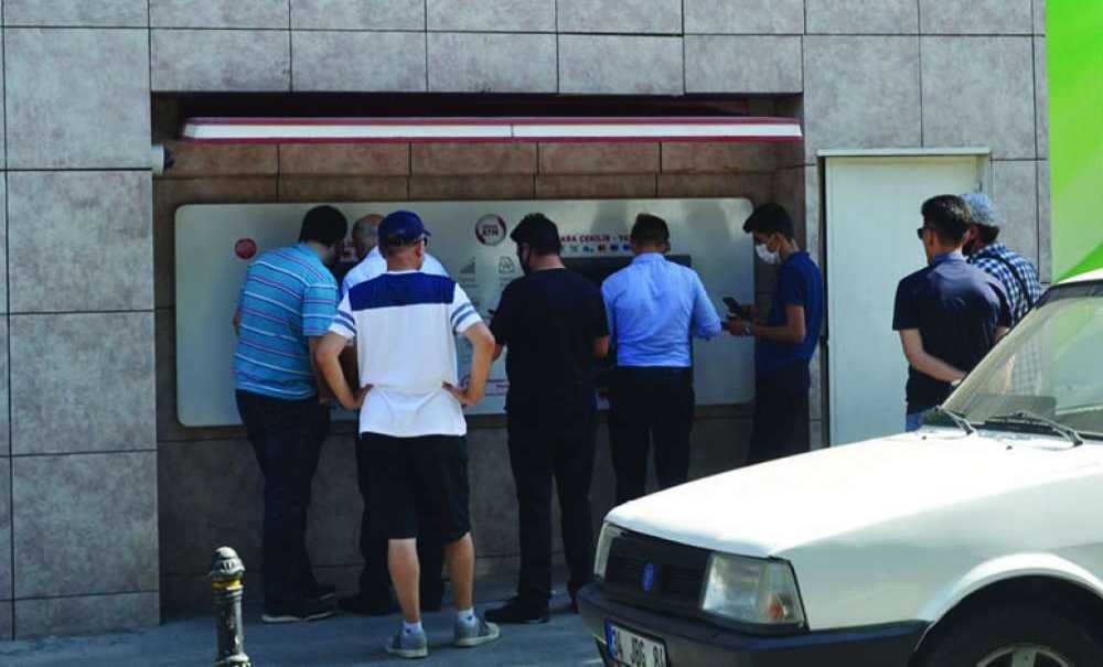 Vakalar Yükselirken, Banka Önlerindeki Görüntü Yine Değişmedi