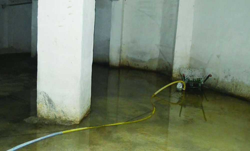 Oluk Oluk Akan Su, Apartmana Doluyor