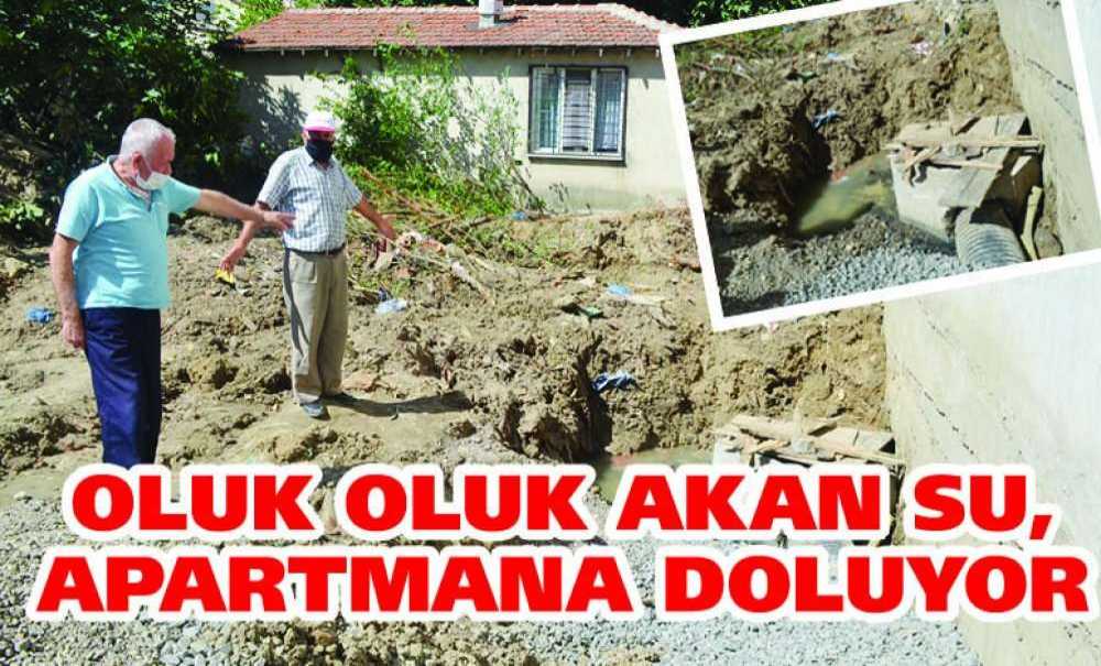 Oluk Oluk Akan Su, Apartmana Doluyor