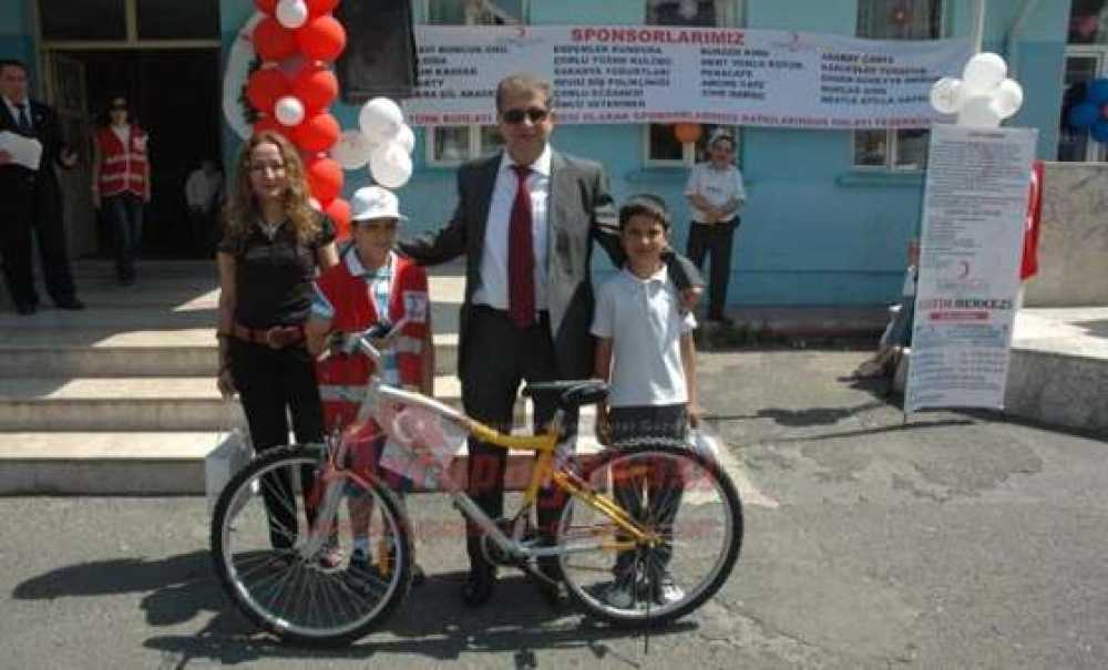 Kendi Küçük Yüreği Kocaman