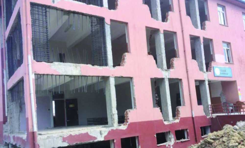 Erdoğan, Güçlendirme Yapılan Okullarda İnceleme Yaptı