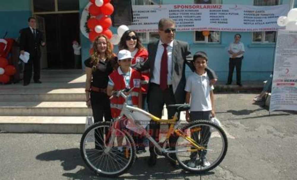 Kendi Küçük Yüreği Kocaman