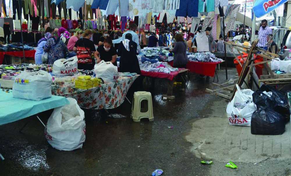 Lağım Suyunun İçine Pazar Kuruldu